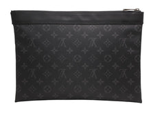Load image into Gallery viewer, 極美品 LOUIS VUITTON ルイヴィトン モノグラムエクリプス ポシェット ディスカバリー クラッチバッグ M62291 ブラック PVC レザー シルバー金具 中古 4b012473