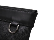 Load image into Gallery viewer, 極美品 LOUIS VUITTON ルイヴィトン モノグラムエクリプス ポシェット ディスカバリー クラッチバッグ M62291 ブラック PVC レザー シルバー金具 中古 4b012473