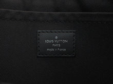 Load image into Gallery viewer, 極美品 LOUIS VUITTON ルイヴィトン モノグラムエクリプス ポシェット ディスカバリー クラッチバッグ M62291 ブラック PVC レザー シルバー金具 中古 4b012473