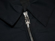 Load image into Gallery viewer, 新品未使用 CHROME HEARTS クロムハーツ レザー ジップアップ シャツ サイズL クロスパッチ ポリエステル シルバー925 ブラック 中古 4b012992