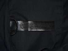 Load image into Gallery viewer, 新品未使用 CHROME HEARTS クロムハーツ レザー ジップアップ シャツ サイズL クロスパッチ ポリエステル シルバー925 ブラック 中古 4b012992