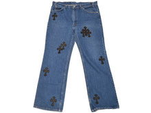 Load image into Gallery viewer, 極美品 CHROME HEARTS クロムハーツ LEVI'S 517 リーバイス 517 セメタリークロスパッチデニム ジーンズ サイズ36 20パッチ 中古 4b013000