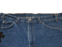 Load image into Gallery viewer, 極美品 CHROME HEARTS クロムハーツ LEVI'S 517 リーバイス 517 セメタリークロスパッチデニム ジーンズ サイズ36 20パッチ 中古 4b013000