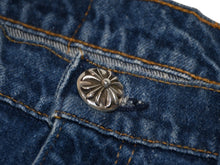Load image into Gallery viewer, 極美品 CHROME HEARTS クロムハーツ LEVI'S 517 リーバイス 517 セメタリークロスパッチデニム ジーンズ サイズ36 20パッチ 中古 4b013000