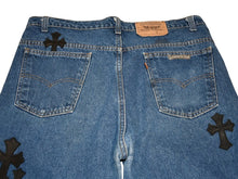 Load image into Gallery viewer, 極美品 CHROME HEARTS クロムハーツ LEVI'S 517 リーバイス 517 セメタリークロスパッチデニム ジーンズ サイズ36 20パッチ 中古 4b013000