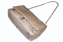 Load image into Gallery viewer, 新品同様 CHANEL シャネル ジャンボ マトラッセ XXL ショルダーバッグ ブロンズ チェーンショルダー デカマト 中古 4b012810