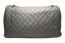 Load image into Gallery viewer, 新品同様 CHANEL シャネル ジャンボ マトラッセ XXL ショルダーバッグ カーキ チェーンショルダー デカマト 中古 4b012809