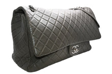 Load image into Gallery viewer, 新品同様 CHANEL シャネル ジャンボ マトラッセ XXL ショルダーバッグ カーキ チェーンショルダー デカマト 中古 4b012809