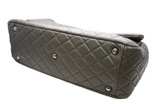 Load image into Gallery viewer, 新品同様 CHANEL シャネル ジャンボ マトラッセ XXL ショルダーバッグ カーキ チェーンショルダー デカマト 中古 4b012809