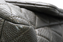 Load image into Gallery viewer, 新品同様 CHANEL シャネル ジャンボ マトラッセ XXL ショルダーバッグ カーキ チェーンショルダー デカマト 中古 4b012809
