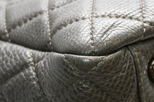 Load image into Gallery viewer, 新品同様 CHANEL シャネル ジャンボ マトラッセ XXL ショルダーバッグ カーキ チェーンショルダー デカマト 中古 4b012809