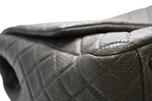 Load image into Gallery viewer, 新品同様 CHANEL シャネル ジャンボ マトラッセ XXL ショルダーバッグ カーキ チェーンショルダー デカマト 中古 4b012809
