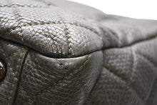 Load image into Gallery viewer, 新品同様 CHANEL シャネル ジャンボ マトラッセ XXL ショルダーバッグ カーキ チェーンショルダー デカマト 中古 4b012809