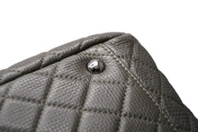 Load image into Gallery viewer, 新品同様 CHANEL シャネル ジャンボ マトラッセ XXL ショルダーバッグ カーキ チェーンショルダー デカマト 中古 4b012809