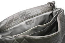 Load image into Gallery viewer, 新品同様 CHANEL シャネル ジャンボ マトラッセ XXL ショルダーバッグ カーキ チェーンショルダー デカマト 中古 4b012809
