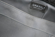 Load image into Gallery viewer, 新品同様 CHANEL シャネル ジャンボ マトラッセ XXL ショルダーバッグ カーキ チェーンショルダー デカマト 中古 4b012809