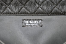 Load image into Gallery viewer, 新品同様 CHANEL シャネル ジャンボ マトラッセ XXL ショルダーバッグ カーキ チェーンショルダー デカマト 中古 4b012809