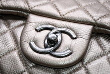 Load image into Gallery viewer, 新品同様 CHANEL シャネル ジャンボ マトラッセ XXL ショルダーバッグ ブロンズ チェーンショルダー デカマト 中古 4b012810
