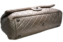 Load image into Gallery viewer, 新品同様 CHANEL シャネル ジャンボ マトラッセ XXL ショルダーバッグ ブロンズ チェーンショルダー デカマト 中古 4b012810