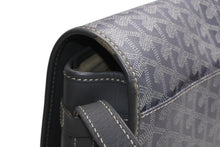 Load image into Gallery viewer, GOYARD ゴヤール ベルヴェデーレMM ショルダーバッグ グレー PVC レザー シルバー金具 ヘリンボーン柄 美品 中古 4b013001