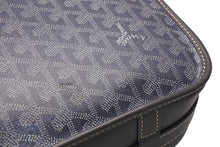 Load image into Gallery viewer, GOYARD ゴヤール ベルヴェデーレMM ショルダーバッグ グレー PVC レザー シルバー金具 ヘリンボーン柄 美品 中古 4b013001
