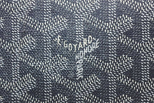 Load image into Gallery viewer, 極美品 GOYARD ゴヤール ショルダーバッグ グランブルーGM ヘリンボーン柄 PVC レザー グレーシルバー金具 中古 4b012954