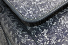 Load image into Gallery viewer, 極美品 GOYARD ゴヤール ショルダーバッグ グランブルーGM ヘリンボーン柄 PVC レザー グレーシルバー金具 中古 4b012954