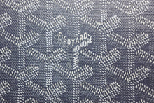Load image into Gallery viewer, 極美品 GOYARD ゴヤール ショルダーバッグ グランブルーGM ヘリンボーン柄 PVC レザー グレーシルバー金具 中古 4b012954