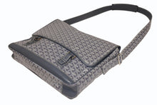 Load image into Gallery viewer, 極美品 GOYARD ゴヤール ショルダーバッグ グランブルーGM ヘリンボーン柄 PVC レザー グレーシルバー金具 中古 4b012954