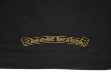 Load image into Gallery viewer, 新品未使用 CHROME HEARTS クロムハーツ 長袖Tシャツ サイズL ネックロゴ アームロゴ オールドイングリッシュ CHプラス 新型 中古 4b013145