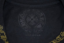 Load image into Gallery viewer, 新品未使用 CHROME HEARTS クロムハーツ 長袖Tシャツ サイズL ネックロゴ アームロゴ オールドイングリッシュ CHプラス 新型 中古 4b013145