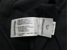 Load image into Gallery viewer, 新品未使用 CHROME HEARTS クロムハーツ 長袖Tシャツ サイズL ネックロゴ アームロゴ オールドイングリッシュ CHプラス 新型 中古 4b013145
