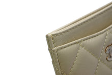 Load image into Gallery viewer, 新品同様 CHANEL シャネル ラムスキン タイムクラシック マトラッセ カードケース ランダム ゴールド金具 ゴールド 中古 4b013288