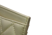 Load image into Gallery viewer, 新品同様 CHANEL シャネル ラムスキン タイムクラシック マトラッセ カードケース ランダム ゴールド金具 ゴールド 中古 4b013288