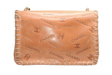 Load image into Gallery viewer, 極美品 CHANEL シャネル ココマーク ベースボールステッチ エンボス マトラッセショルダーバッグ 2番台 ブラウン ゴールド金具 中古 4b013340