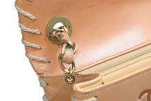 Load image into Gallery viewer, 極美品 CHANEL シャネル ココマーク ベースボールステッチ エンボス マトラッセショルダーバッグ 2番台 ブラウン ゴールド金具 中古 4b013340