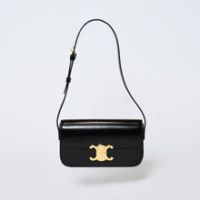 Load image into Gallery viewer, 極美品 CELINE セリーヌ クロード トリオンフ ショルダーバッグ シャイニーカーフスキン ブラック ゴールド金具 中古 4b013375