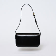 Load image into Gallery viewer, 極美品 CELINE セリーヌ クロード トリオンフ ショルダーバッグ シャイニーカーフスキン ブラック ゴールド金具 中古 4b013375