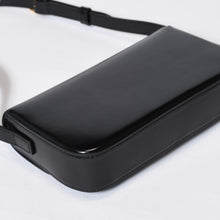 Load image into Gallery viewer, 極美品 CELINE セリーヌ クロード トリオンフ ショルダーバッグ シャイニーカーフスキン ブラック ゴールド金具 中古 4b013375