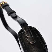 Load image into Gallery viewer, 極美品 CELINE セリーヌ クロード トリオンフ ショルダーバッグ シャイニーカーフスキン ブラック ゴールド金具 中古 4b013375