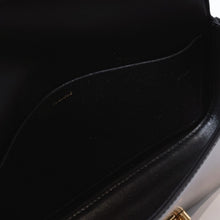 Load image into Gallery viewer, 極美品 CELINE セリーヌ クロード トリオンフ ショルダーバッグ シャイニーカーフスキン ブラック ゴールド金具 中古 4b013375