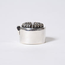 Load image into Gallery viewer, CHROME HEARTS クロムハーツ CANDLE HOLDER OVAL CROSS オーバルクロス キャンドルホルダー 重量約162.18g シルバ−925 美品 中古 4b013088