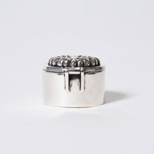 Load image into Gallery viewer, CHROME HEARTS クロムハーツ CANDLE HOLDER OVAL CROSS オーバルクロス キャンドルホルダー 重量約162.18g シルバ−925 美品 中古 4b013088