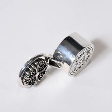 Load image into Gallery viewer, CHROME HEARTS クロムハーツ CANDLE HOLDER OVAL CROSS オーバルクロス キャンドルホルダー 重量約162.18g シルバ−925 美品 中古 4b013088