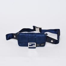 Load image into Gallery viewer, 極美品 FENDI×PORTER フェンディ×ポーター バケット ミニ フォンケース 7AS138 ネイビー ナイロン シルバー金具 中古 4b013331
