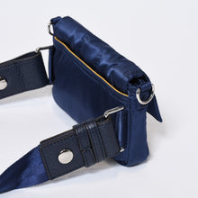 Load image into Gallery viewer, 極美品 FENDI×PORTER フェンディ×ポーター バケット ミニ フォンケース 7AS138 ネイビー ナイロン シルバー金具 中古 4b013331