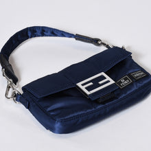 Load image into Gallery viewer, 極美品 FENDI×PORTER フェンディ×ポーター バケット ミニ フォンケース 7AS138 ネイビー ナイロン シルバー金具 中古 4b013331