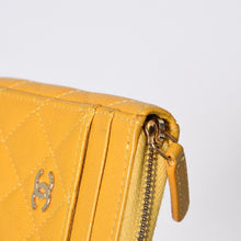 Load image into Gallery viewer, 極美品 CHANEL シャネル カードケース 名刺入れ ノベルティ ココマーク 30番台 ラムスキン ブラック ゴールド金具 中古 4b013179