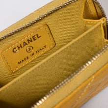 Load image into Gallery viewer, 極美品 CHANEL シャネル カードケース 名刺入れ ノベルティ ココマーク 30番台 ラムスキン ブラック ゴールド金具 中古 4b013179