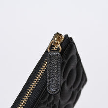 Load image into Gallery viewer, 新品同様品 CHANEL シャネル カメリア コインケース A82334 ブラック キャビアスキン ゴールド金具 中古 4b013442